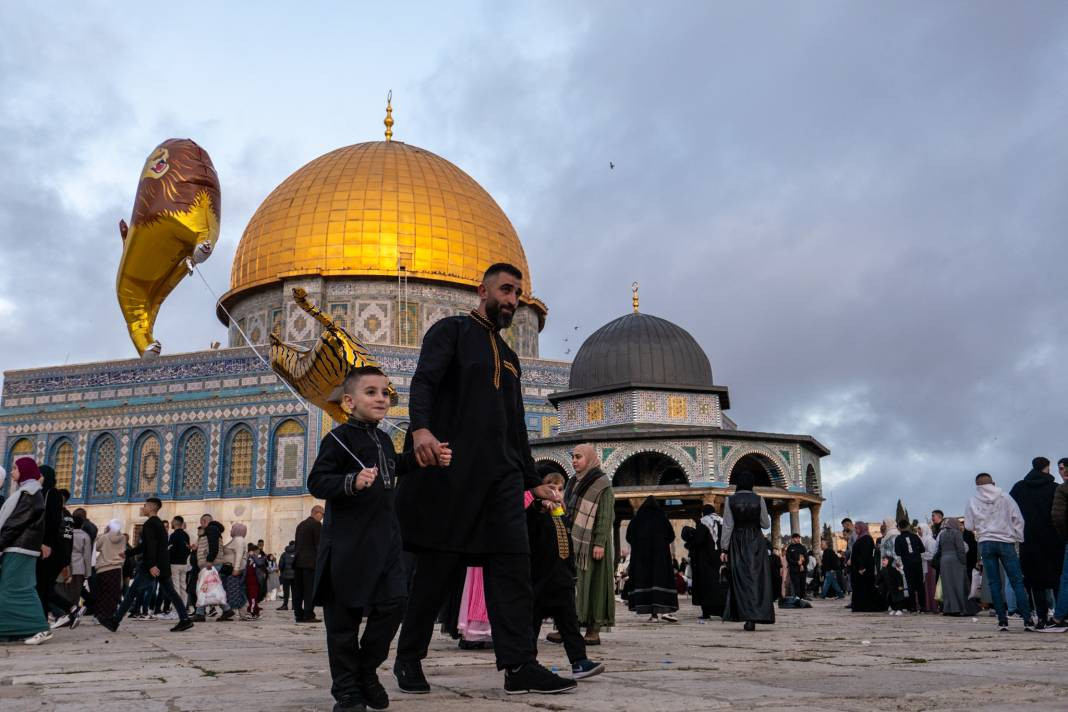 İsrail’in kısıtlamalarına rağmen akın ettiler: 120 Bin Filistinli Mescid-i Aksa’da saf tuttu - Resim: 17